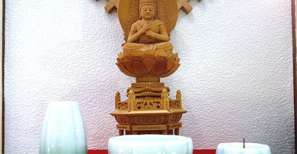 現代の沖縄でミニ仏壇に祀るトゥクヌカミ