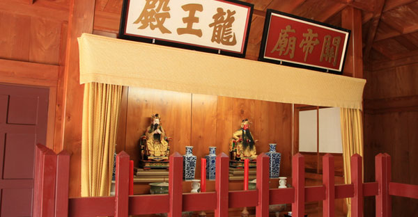 沖縄のジューサンヤーは関帝王の拝み☆床の間へ3つのお供え物 - 供養 