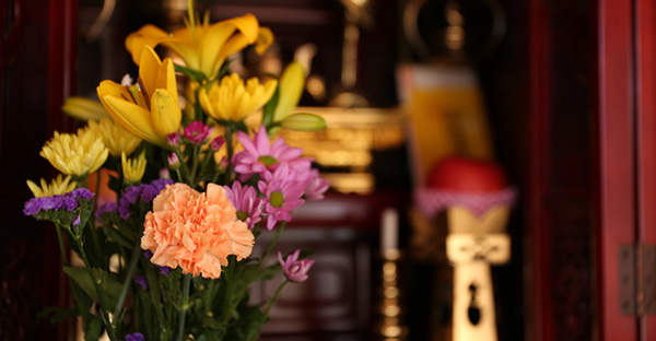 お仏壇にお花を供える