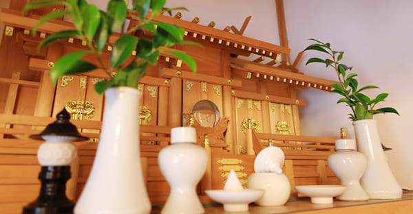 神道では位牌に代わり霊璽を仕立てます