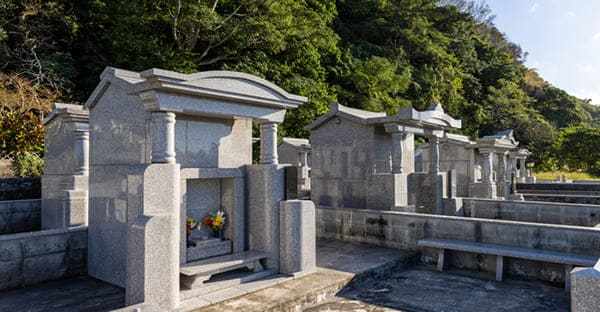 沖縄のお墓②家のような造りで大きい
